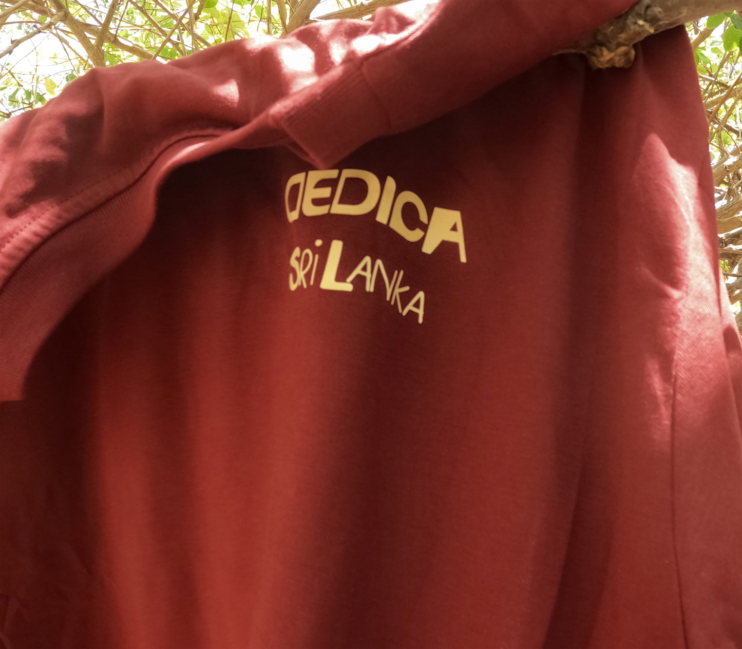 DEDICA SRI LANKA SURF TEE - BORDEAUX